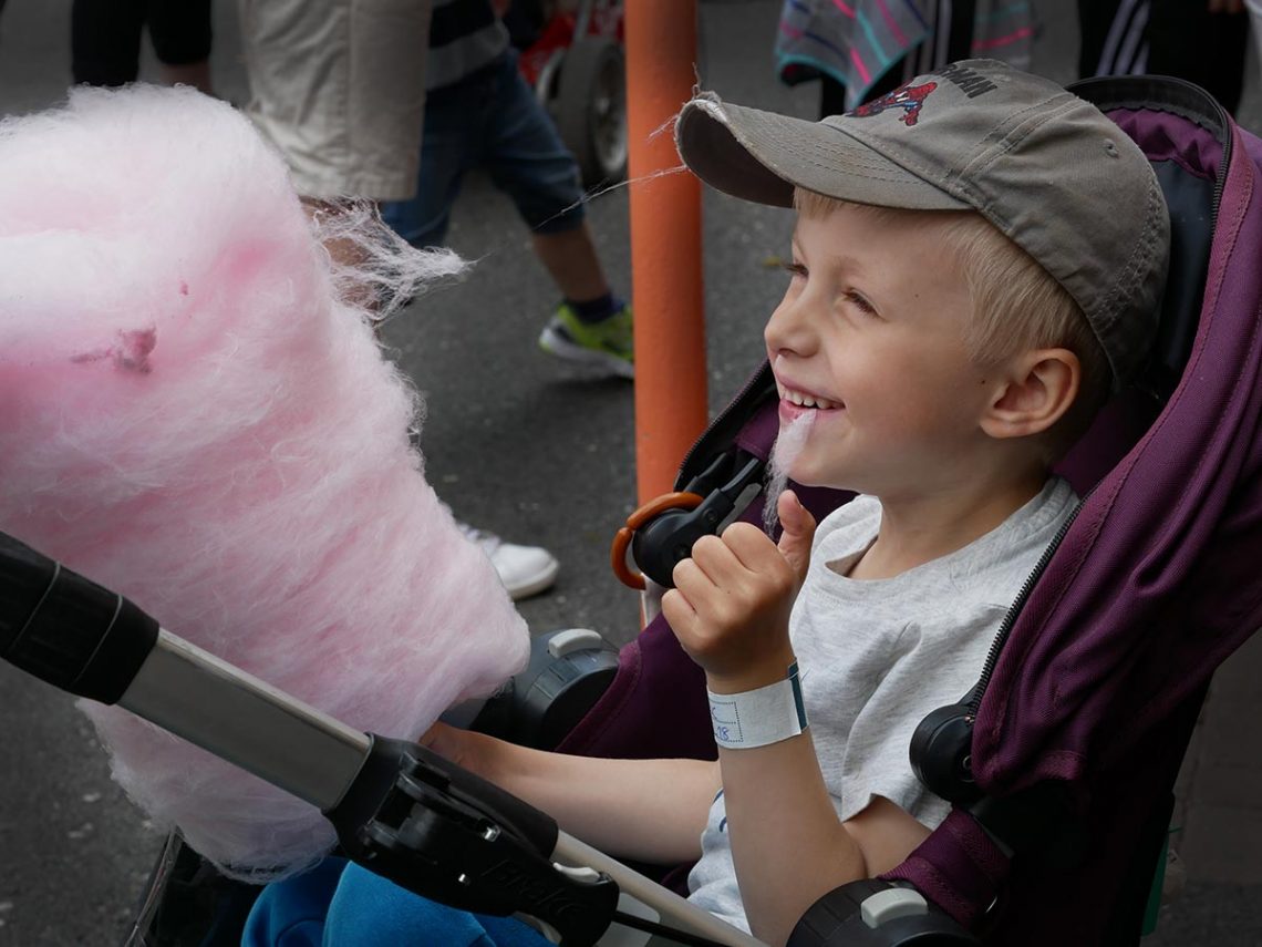 Elis på Gröna Lund, lycklig över sitt rosa sockervadd.