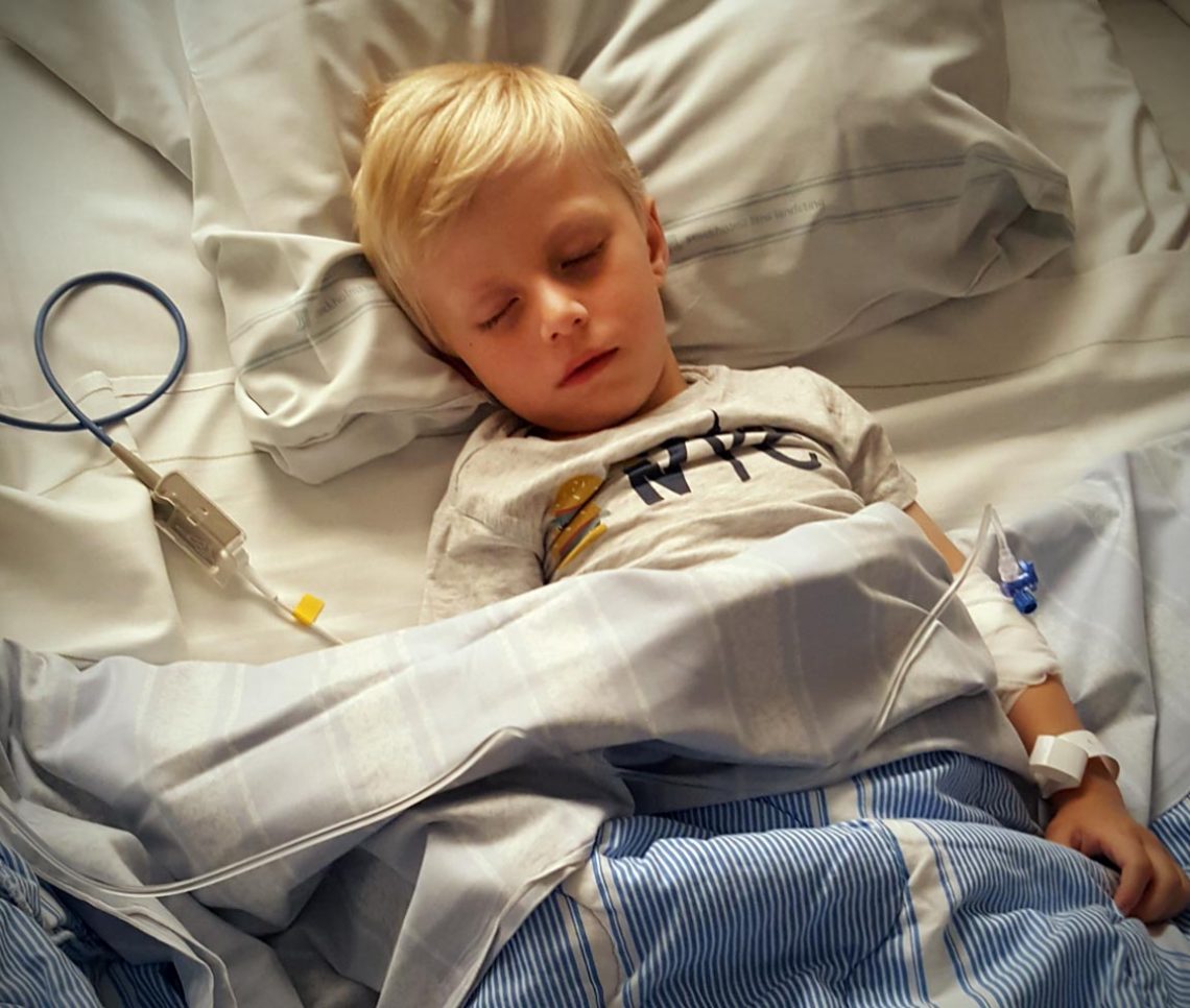 Elis sover på Karolinska, efter cancerbeskedet