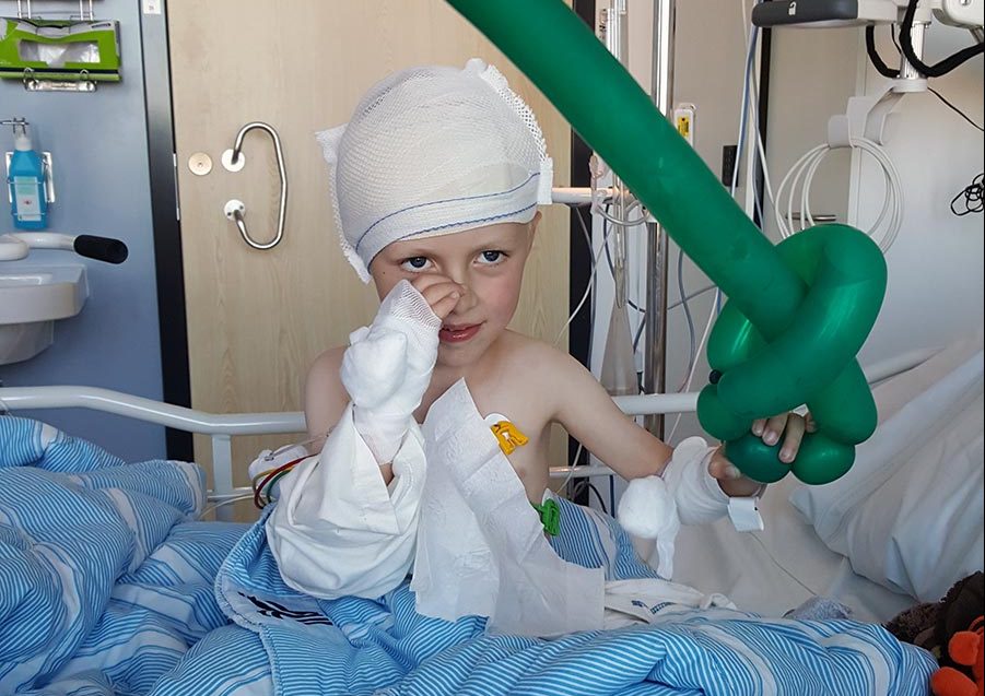 Elis i sjukhussängen med sitt nya ballongsvärd.