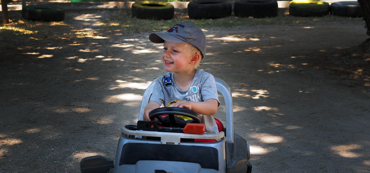 Elis i den elektriska lekbilen i Kroatien