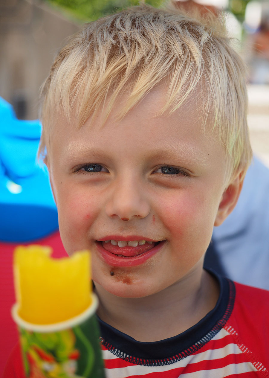 Elis med en isglass vid poolen.