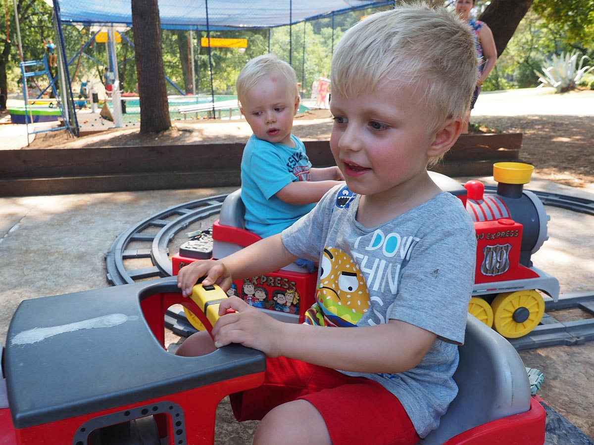 Folke och Elis på de elektriska tuff-tuff-tågen som fanns bredvid bilbanan.