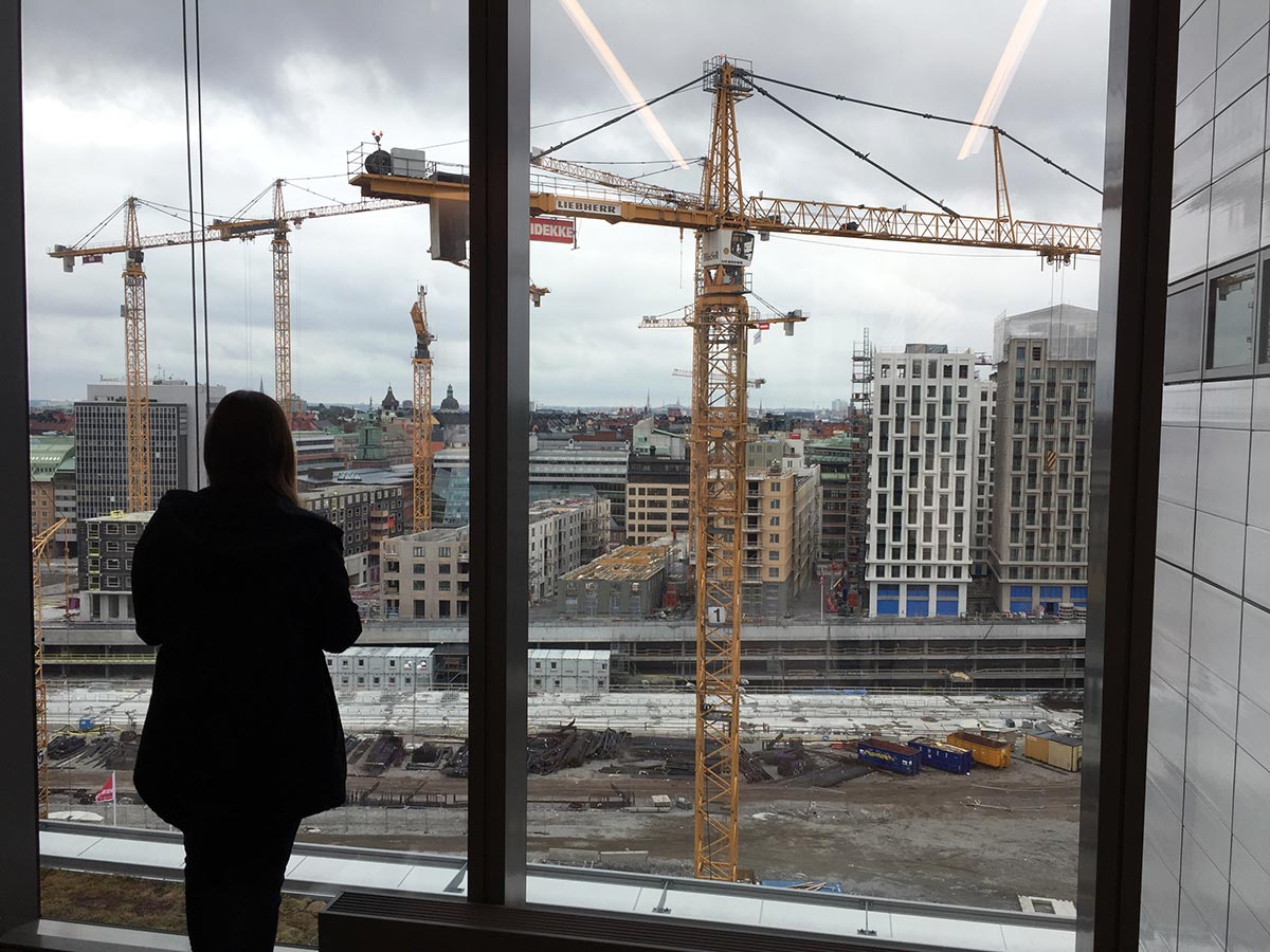 Vy från barnsjukhuset mot byggarbetsplatsen intill.