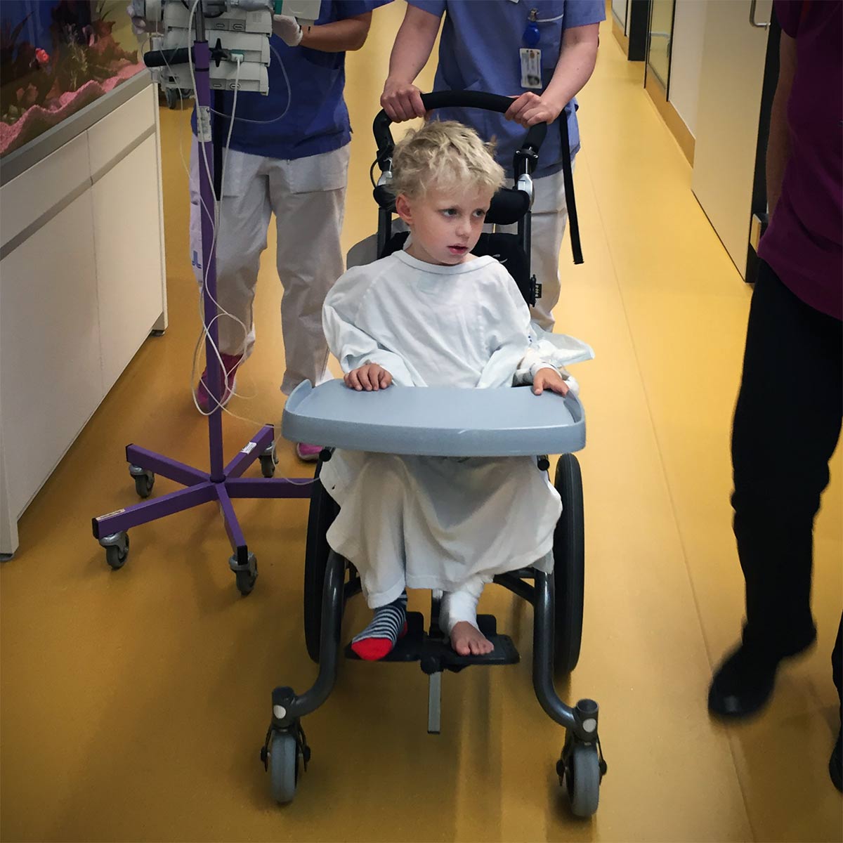 Elis i rullstolen på väg till lekterapin