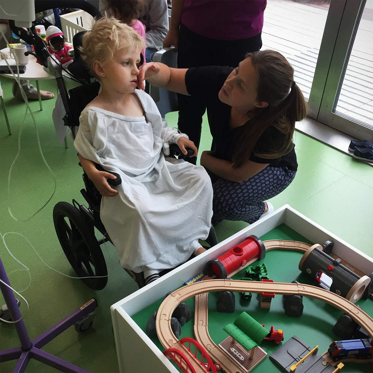 Han orkar knappt titta på leksakståget