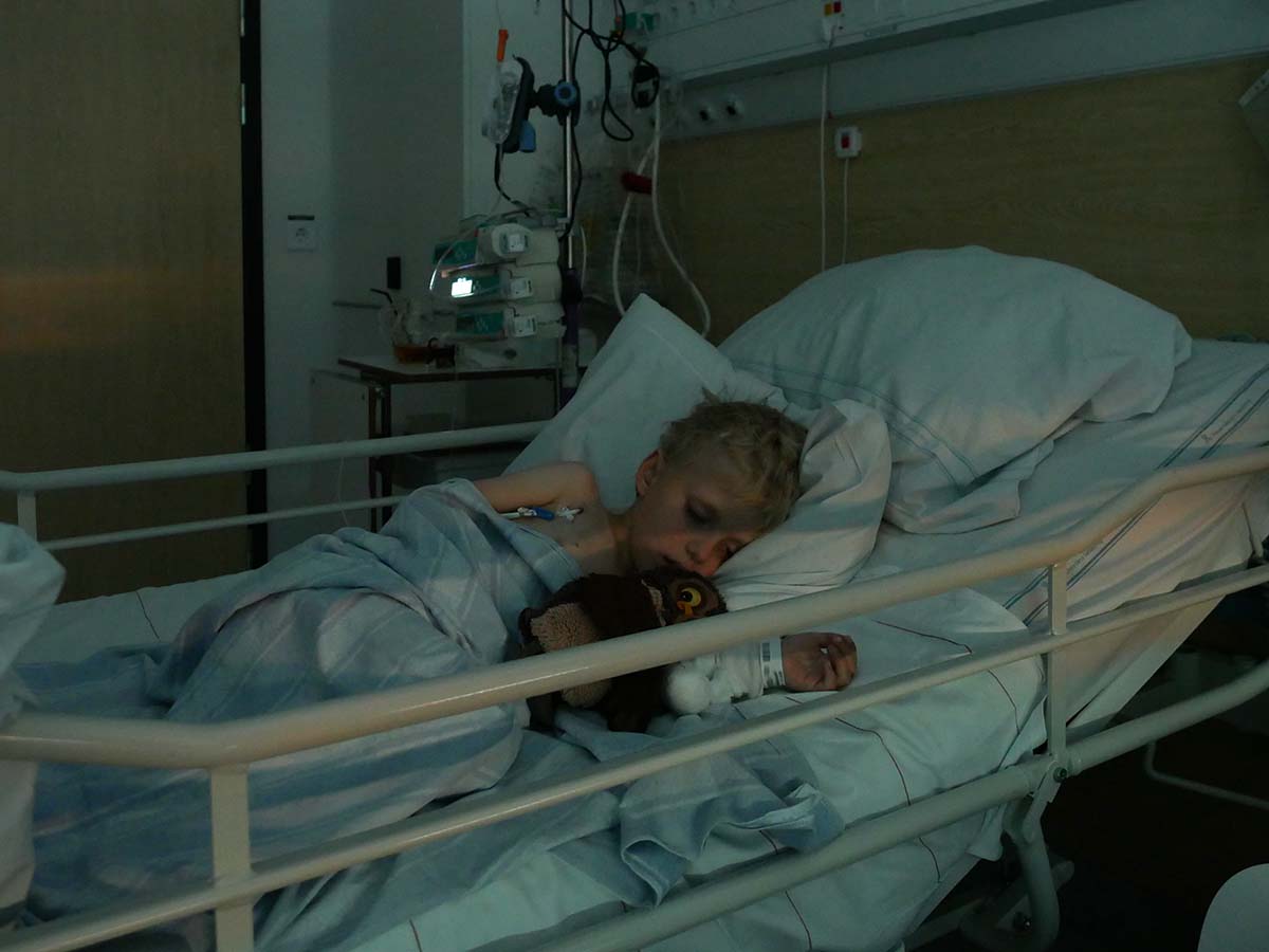 Ugglan i famnen som vanligt när det är dags att sova