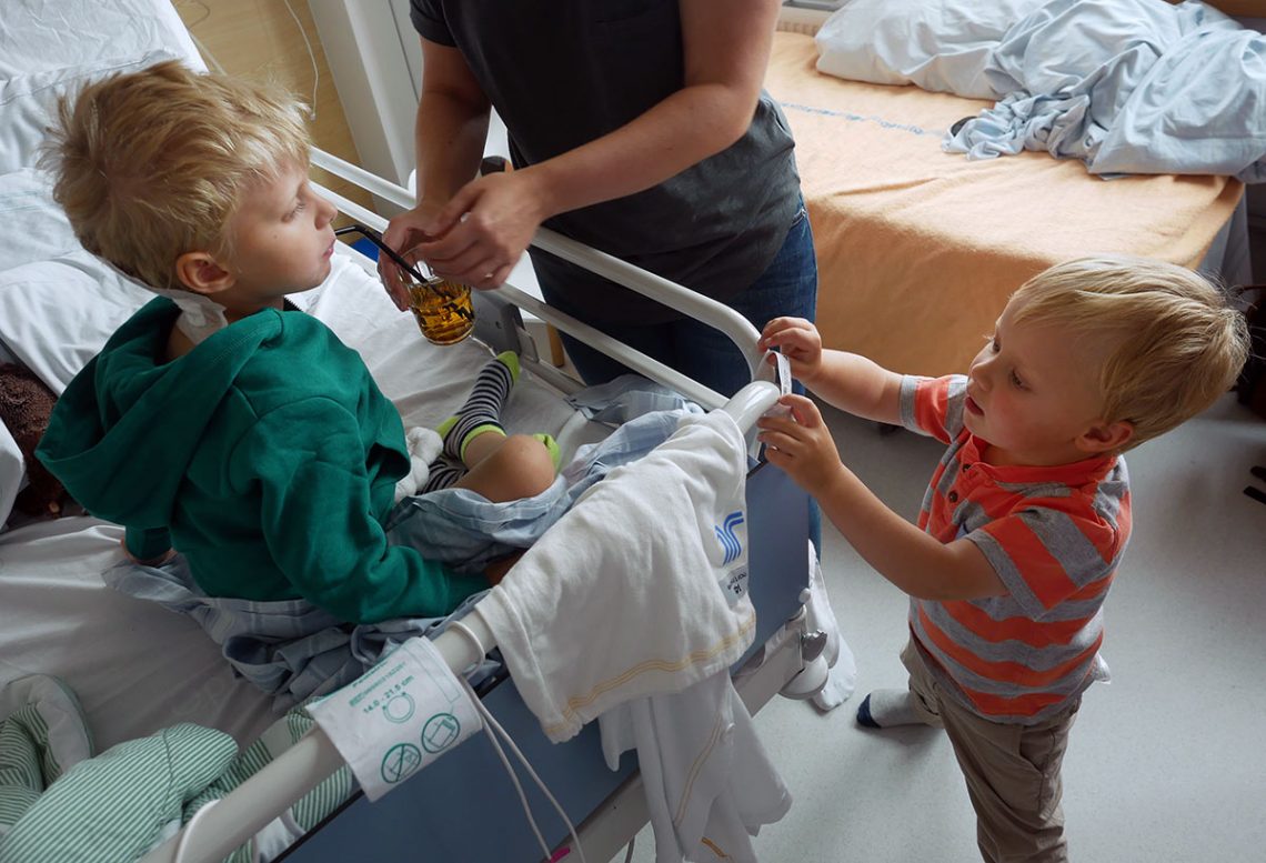 Elis och Folke på sjukhuset.