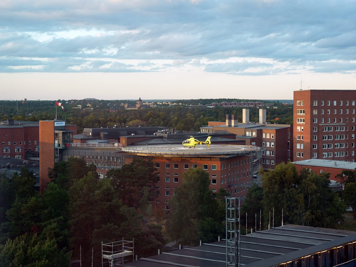 Ambulanshelikoptern utanför vårt fönster.