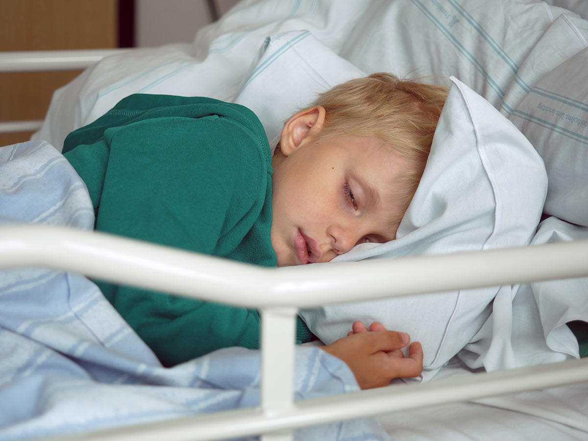 En trött Elis i sjukhussängen.