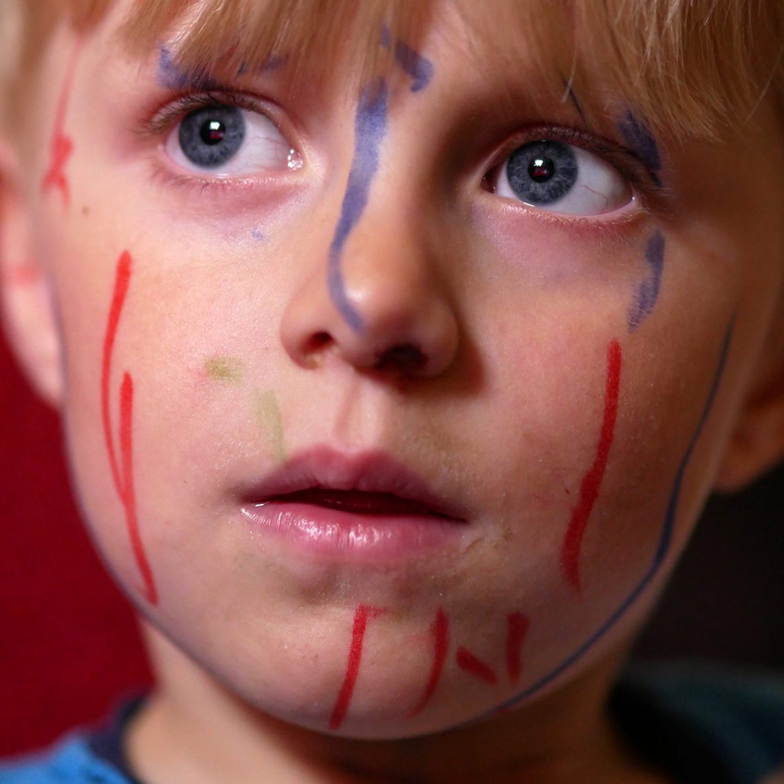 Elis april 2017, efter att ha målat sig i ansiktet.