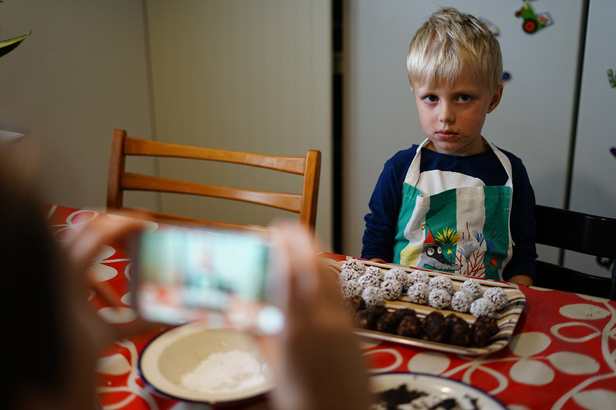 Elis fotograferas med de färdiga strösselbollarna.