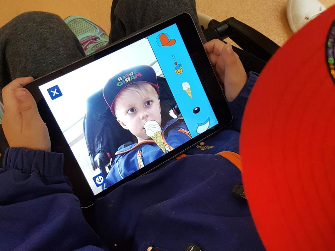 Elis leker med sin iPad medan vi får besked om vilket slags tumör han har.