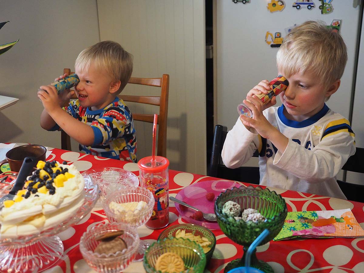 Folke och Elis tittar i kalejdoskop.
