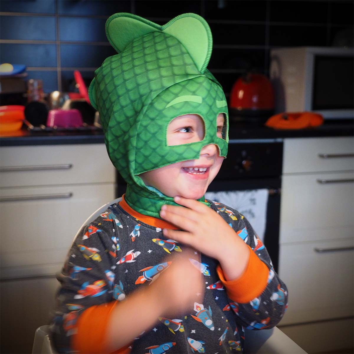 Folke som Gecko, den starkaste i Pyjamashjältarna.