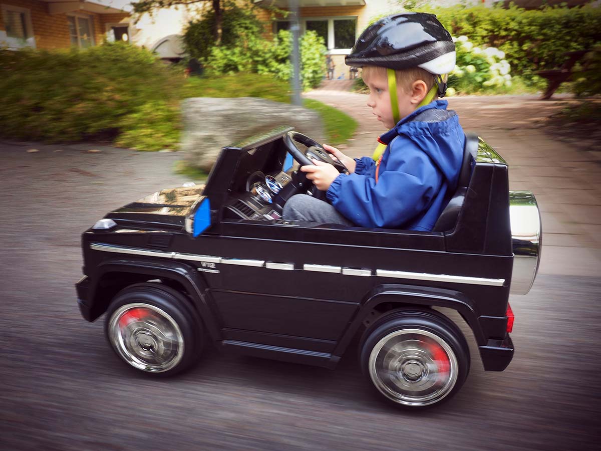 Elis i sin nya el-Mercedes