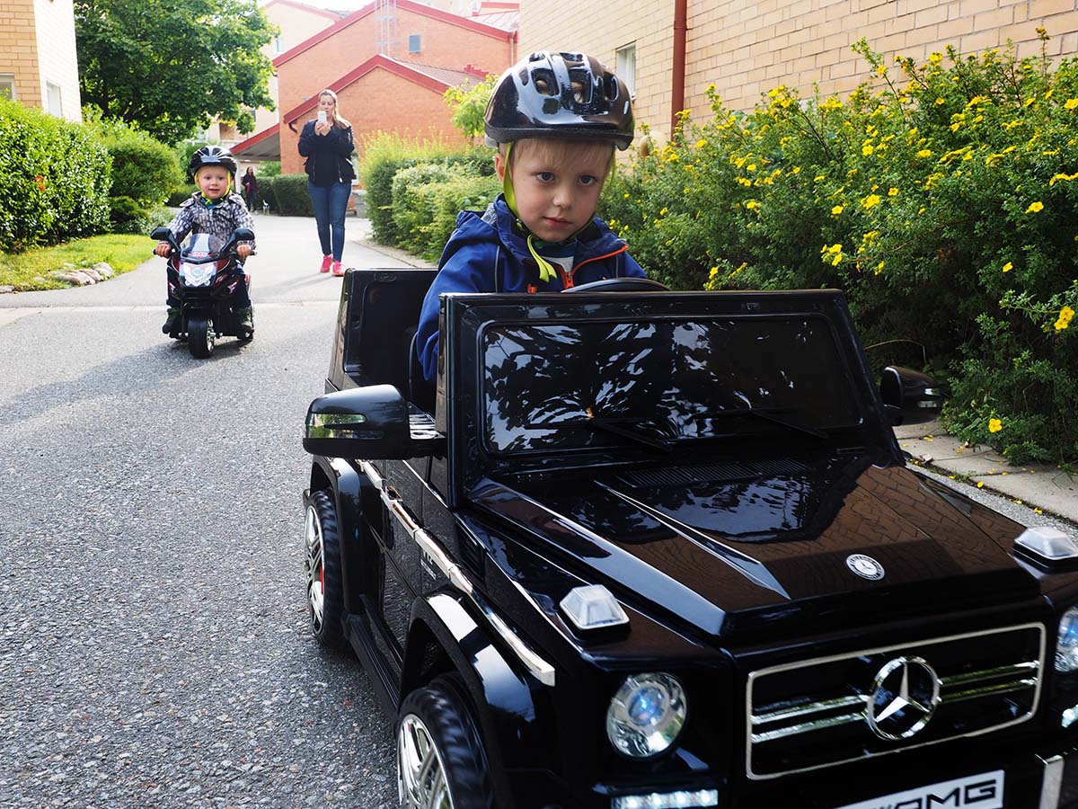 Elis och Folke i sina fordon.