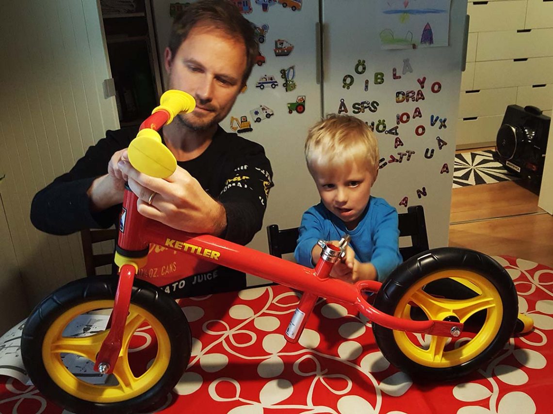 Pappa och Elis jobbar på Folkes nya springcykel