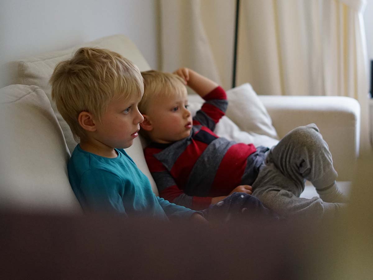 Elis och Folke i tv-soffan.