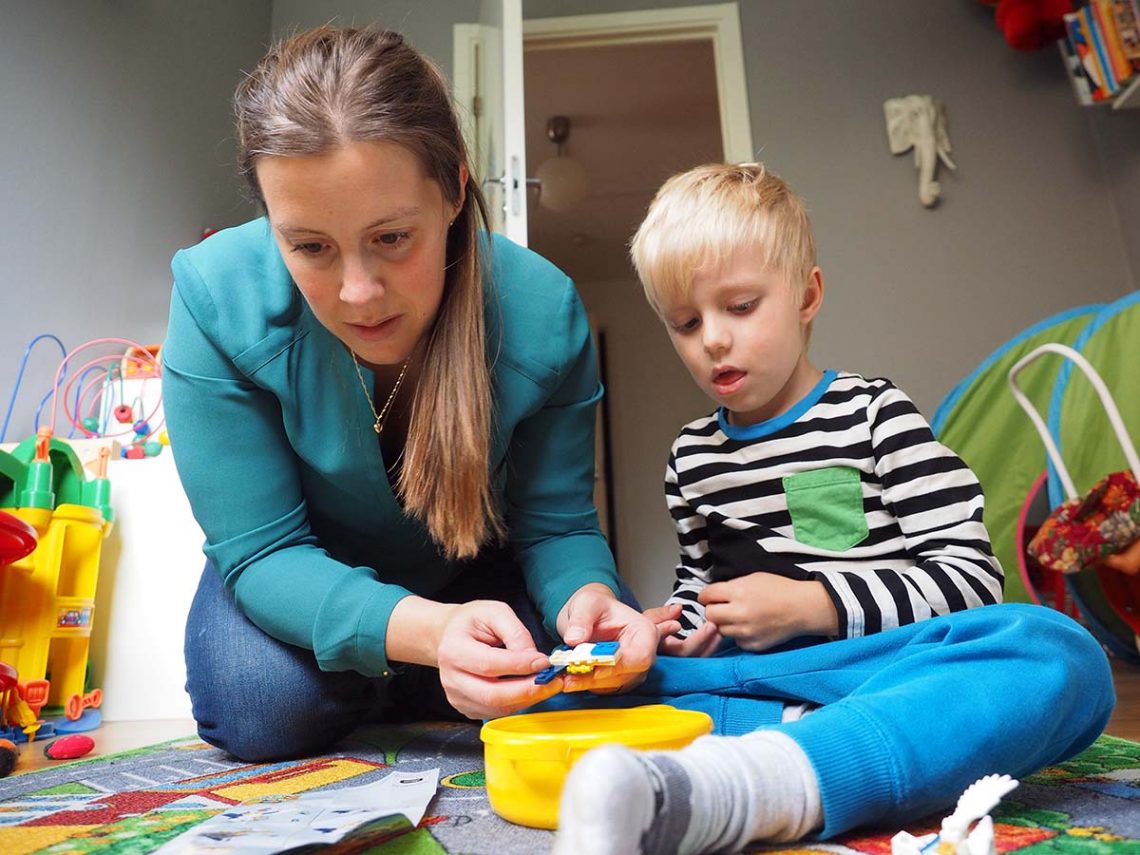 Mamma och Elis bygger Lego