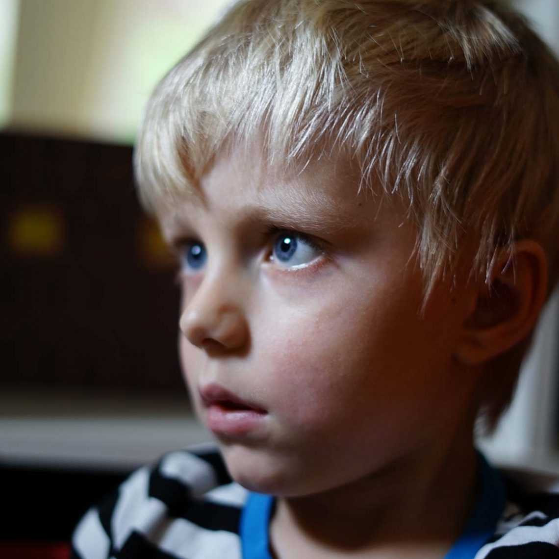 Elis ser på film på datorn