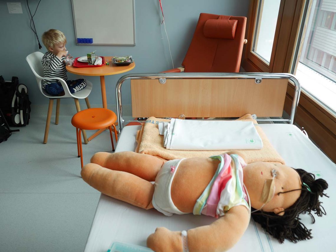 Elis på tolvan KS med en docka som visar olika medicinska ingrepp