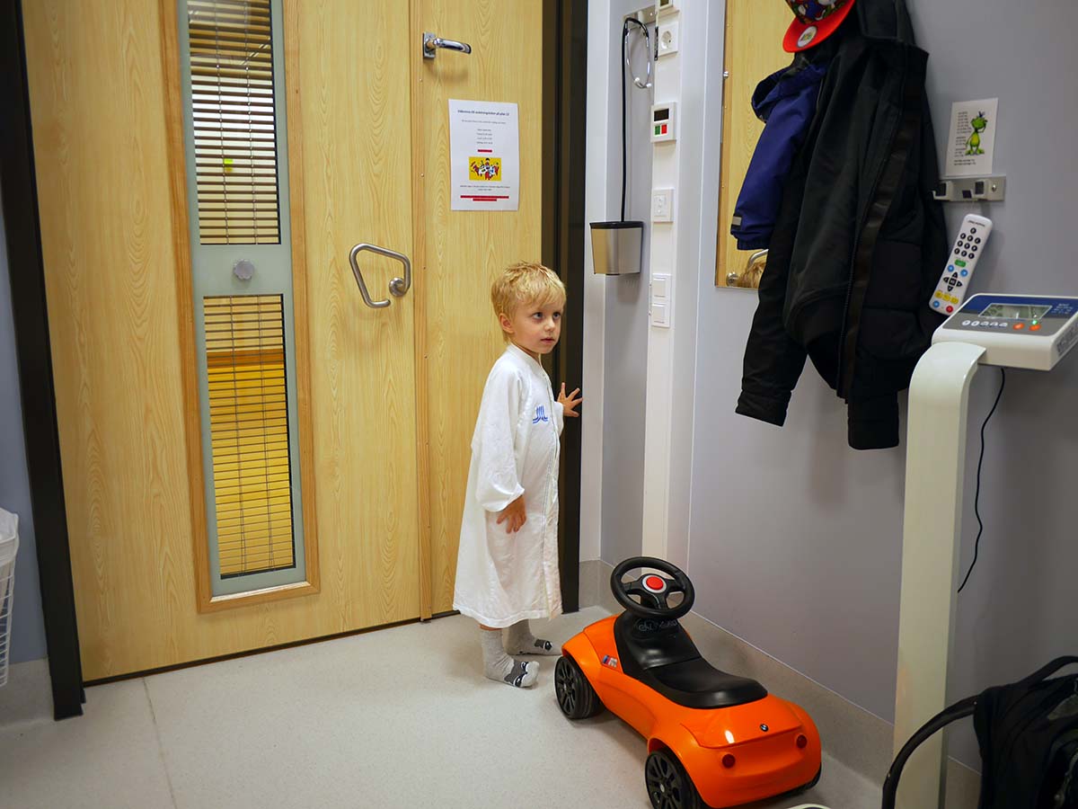 Elis i sitt sjukrum och en orange BMW han gillar.