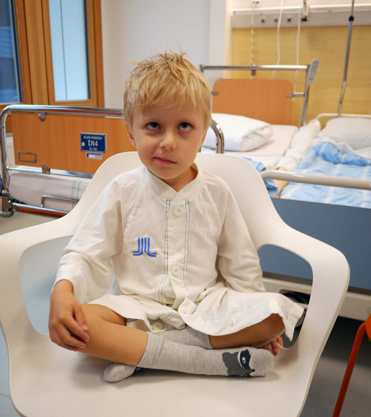 Elis tittar på TV på sjukhuset.