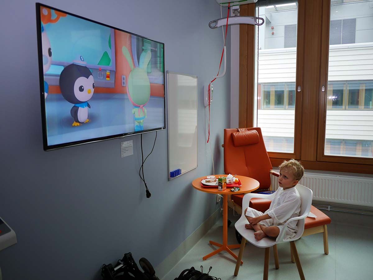 Elis på sitt rum på sjukhuset, med Octonauterna på TV.