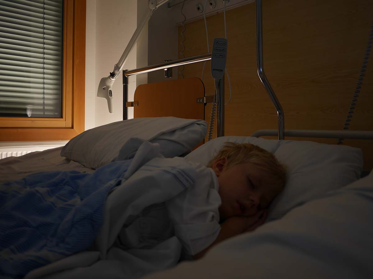 Elis sover inför venportsoperationen.