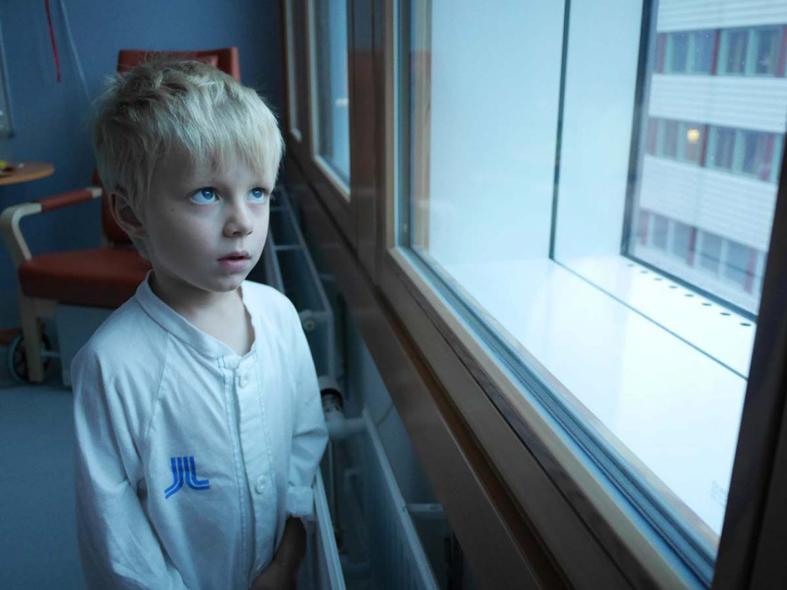 Elis nyvaken och fundersam på vad som händer mittemot.