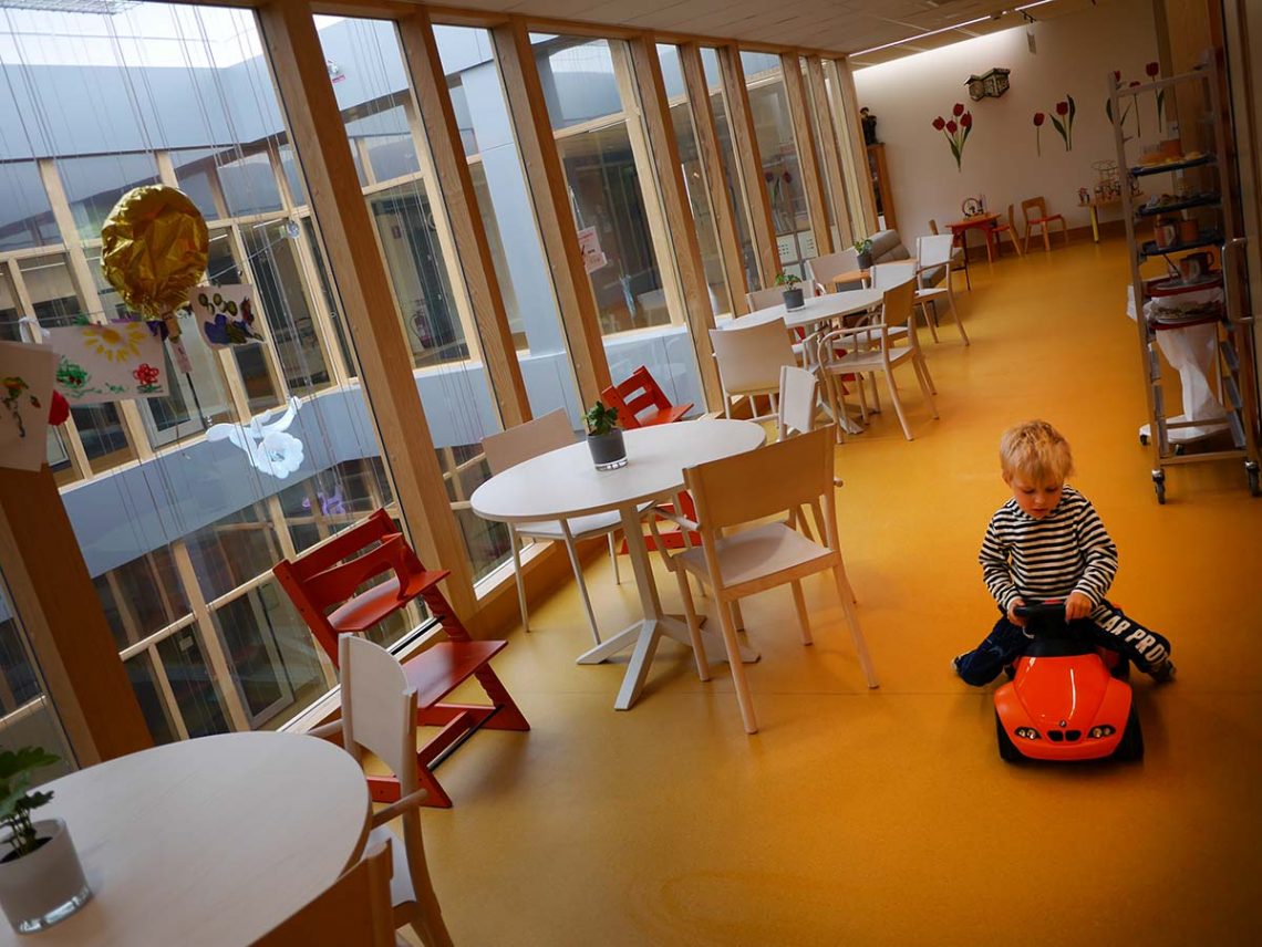 Elis vid köket på våning 12, Karolinska.