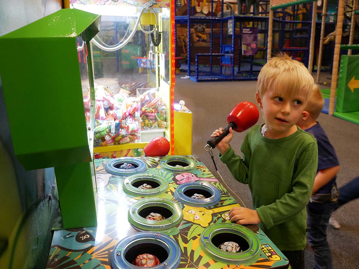 Elis spelar Whack-A-Mole.