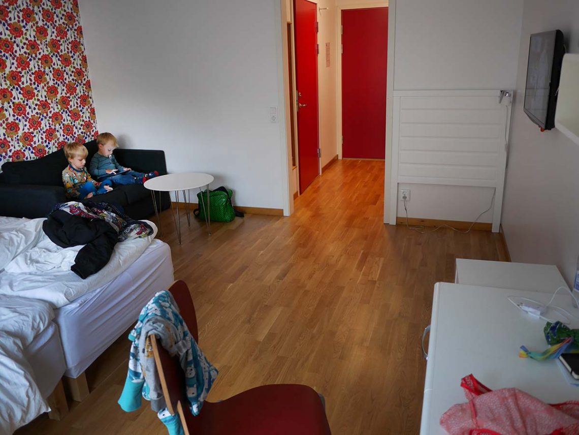 Elis och Folke i rummet på Ronald McDonald Hus i Uppsala.