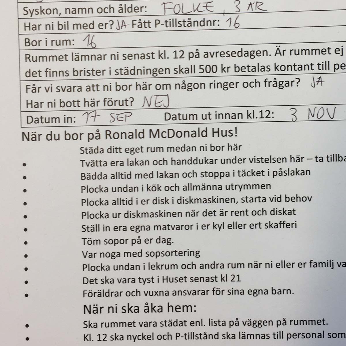 Papperet vi fått skriva på när vi anlände till Ronald McDonald Hus i Uppsala.
