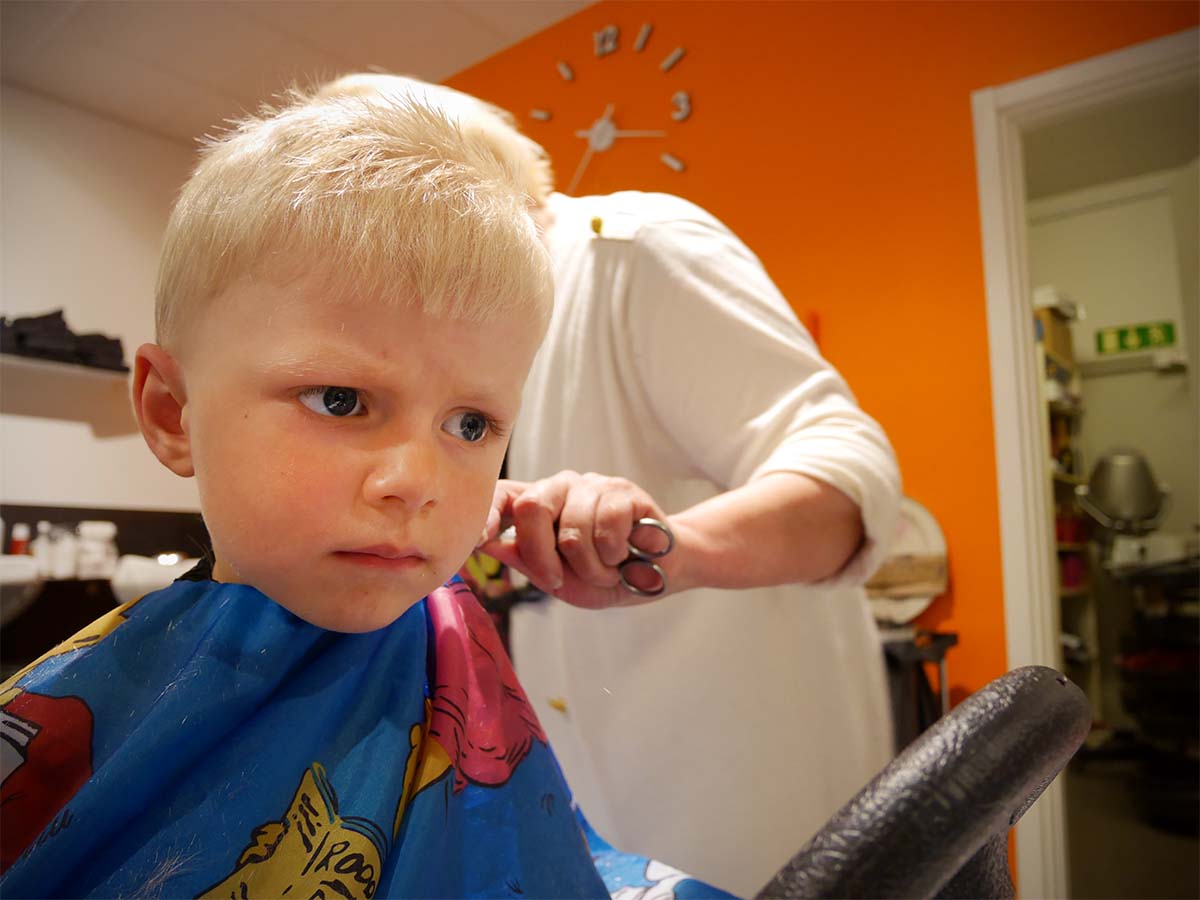 Elis första besök hos frisören.