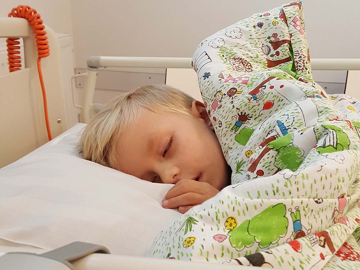 Elis sover efter den andra strålbehandlingsdagen.