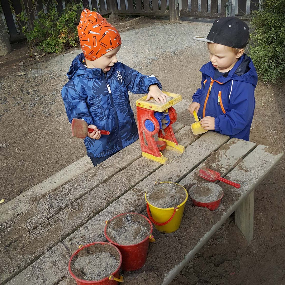 Elis och Folke leker på förskolans gård.