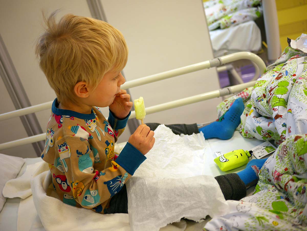 Elis nyvaken och med stickpresenten - en skrattpåse.