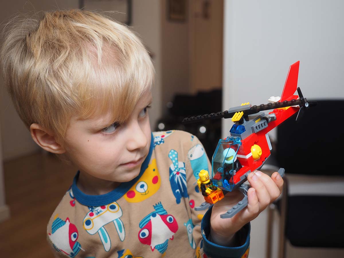 Elis med sin nya legohelikopter.
