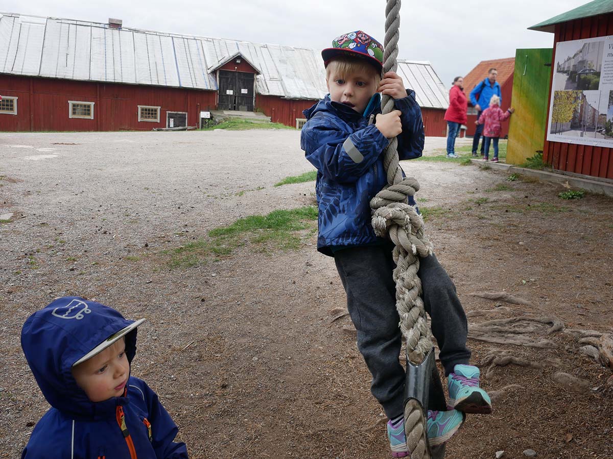 Elis klarar att gunga med foten i en ögla