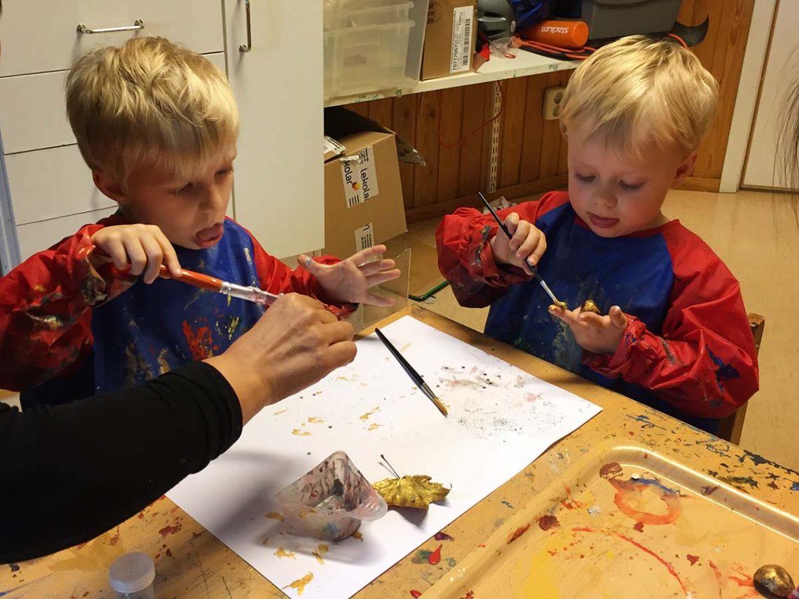 Elis och Folke i förskolans ateljé