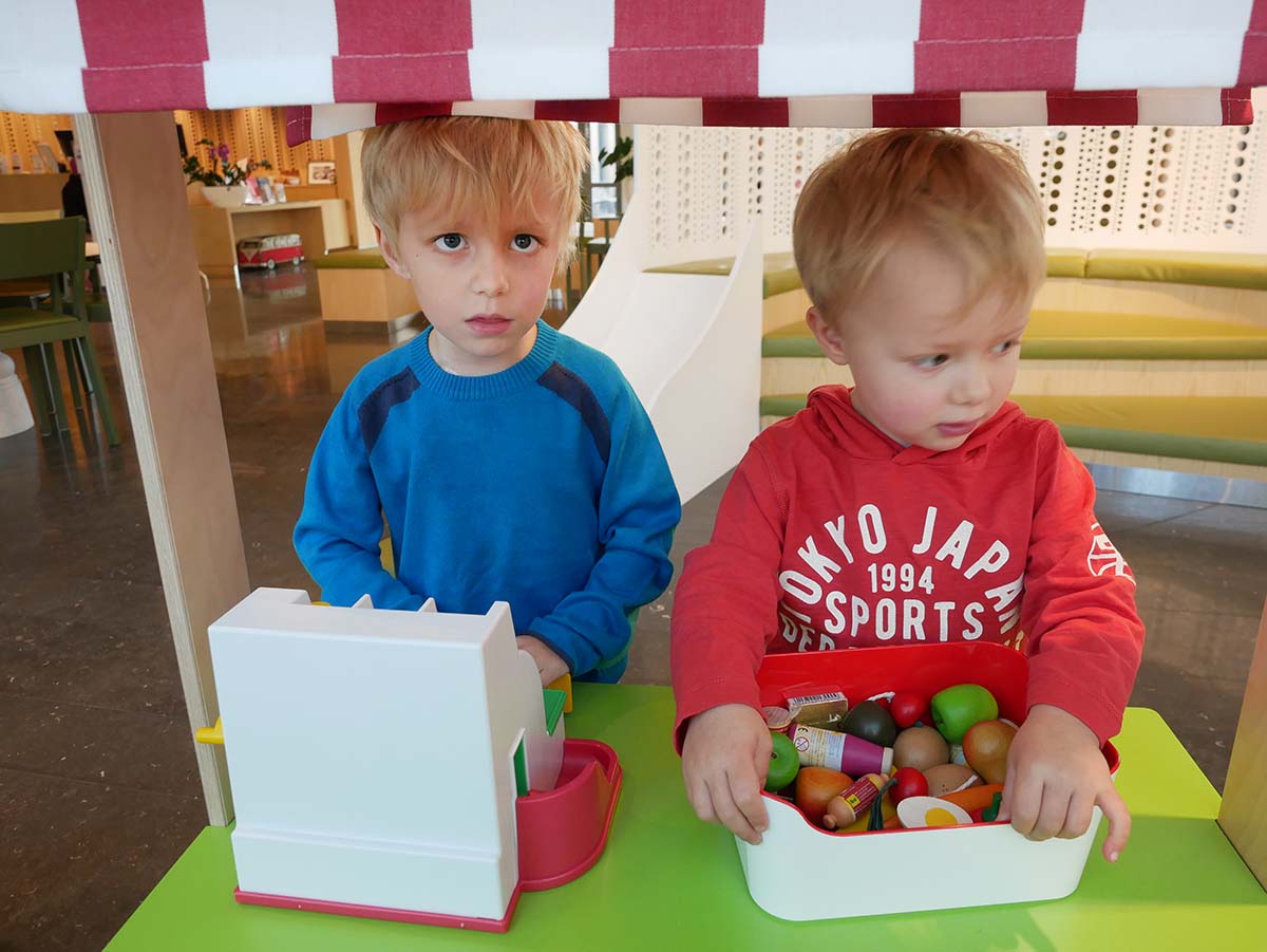 Elis och Folke i Skandions foajé.