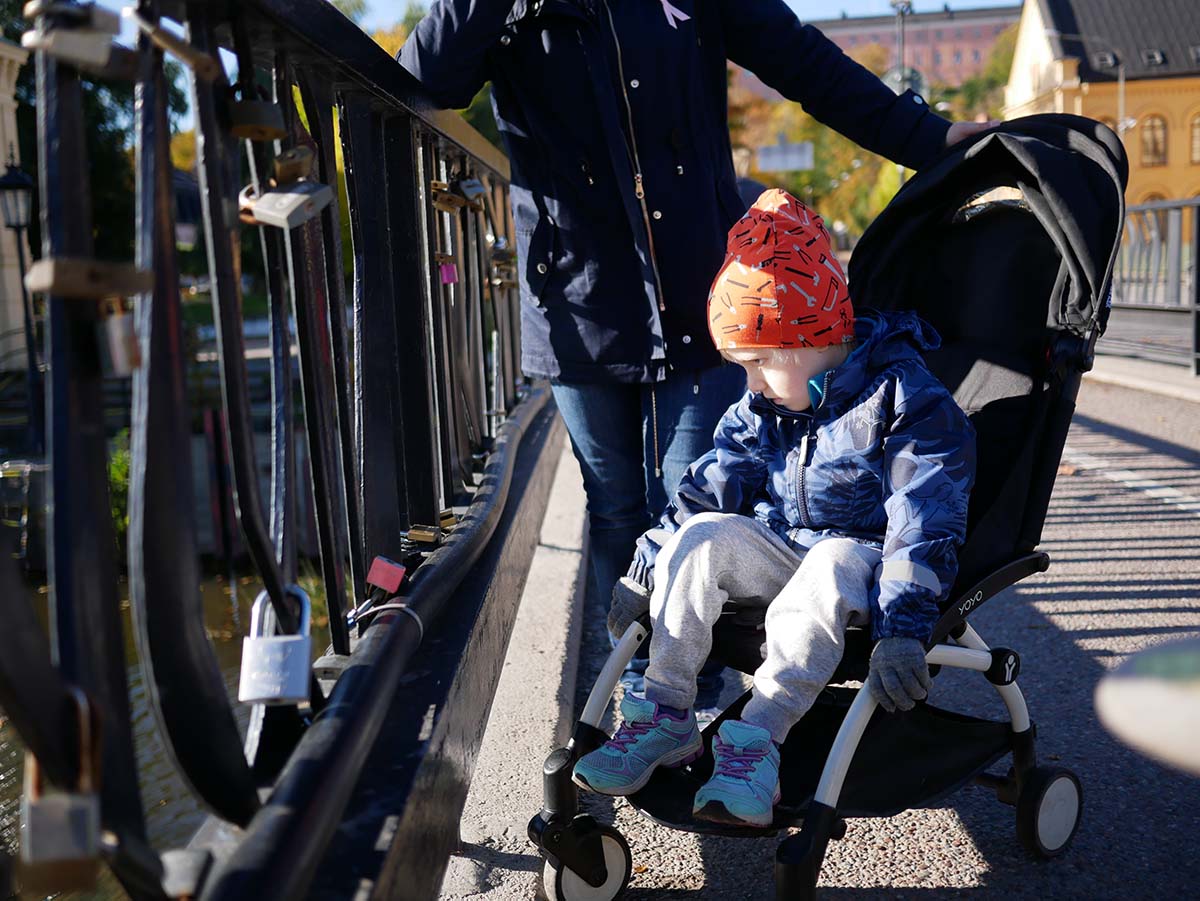 Elis tittar ut över Fyrisån.