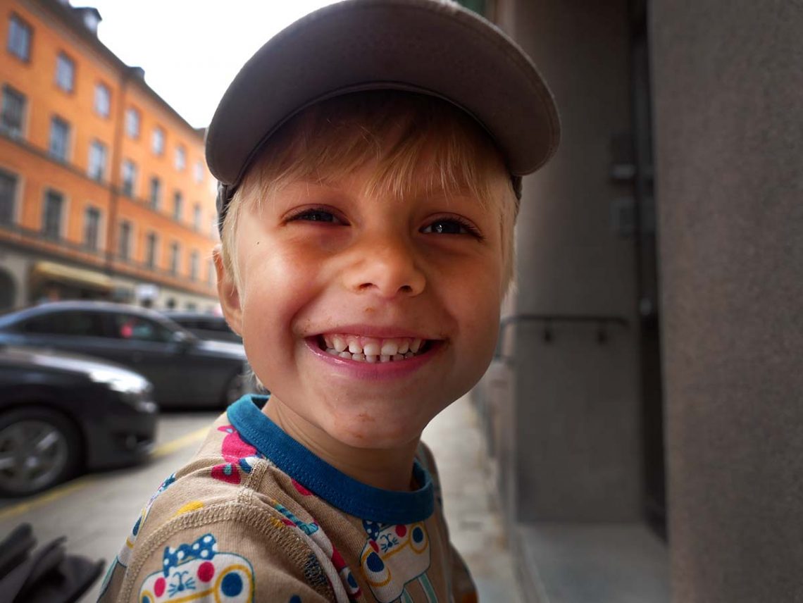 Elis på stan med sitt mest bländande leende