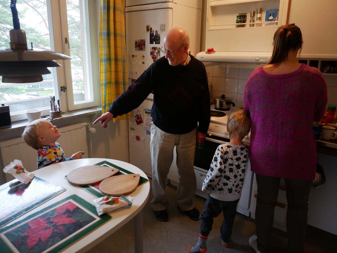 Folke, farfar, Elis och mamma hemma hos farfar.