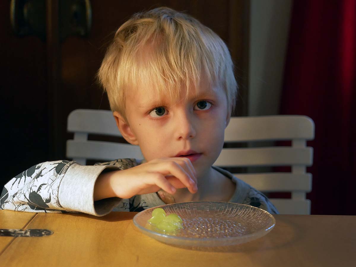 Elis jobbar för att lyckas äta några vindruvor.