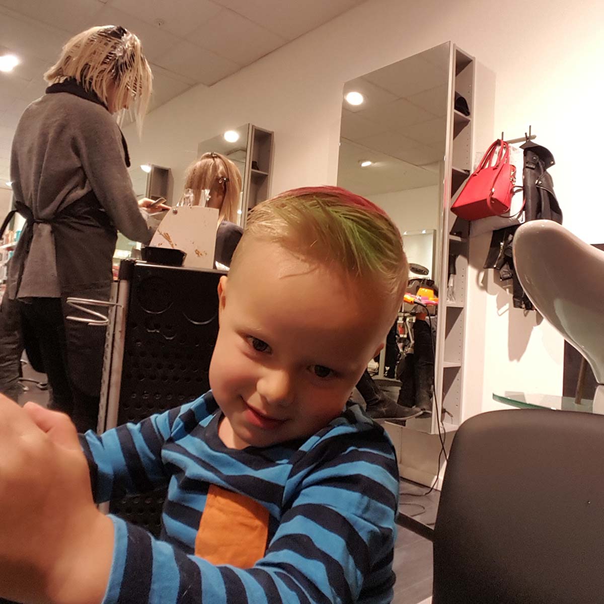 Folke hos frisören, med ny färg i håret.