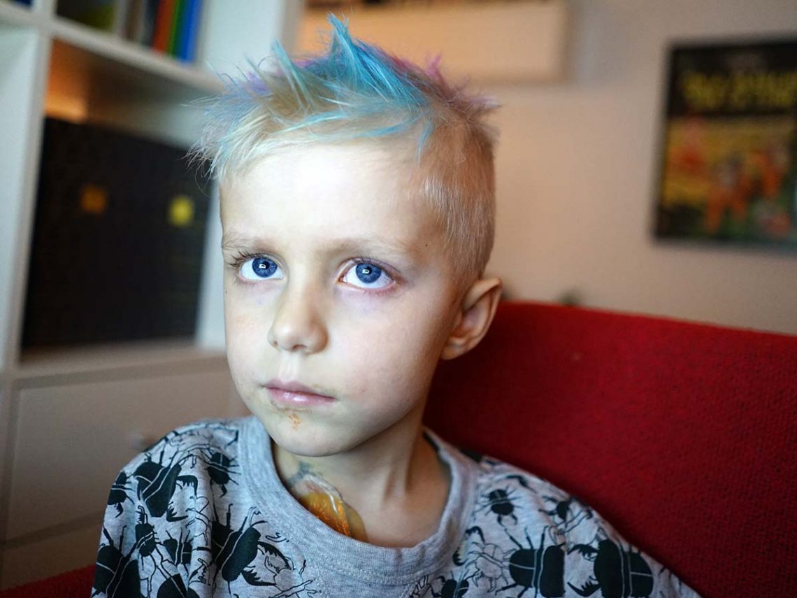 Elis tittar på en Youtubefilm, med frisörens färg i håret.