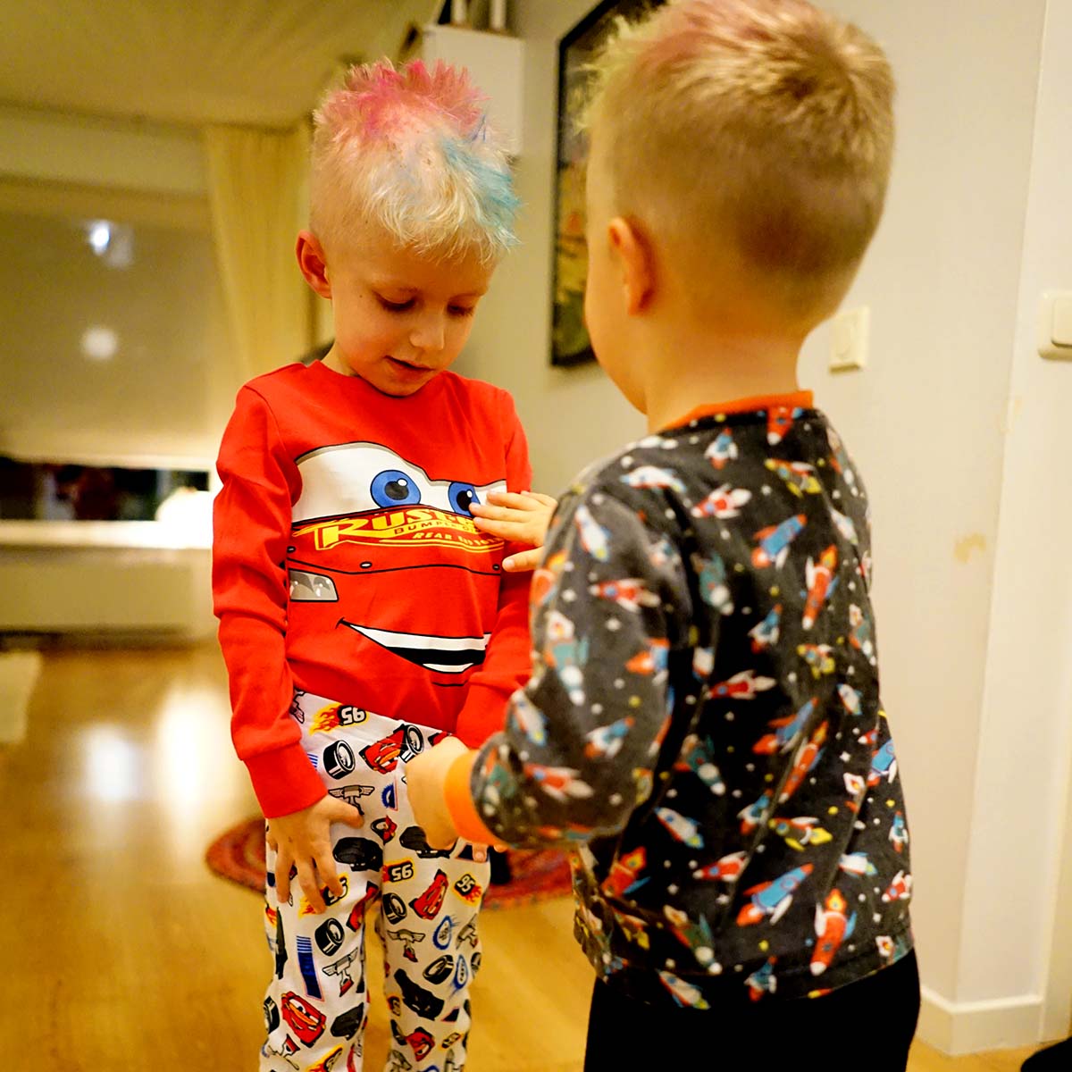 Folke och Elis beundrar Blixten-pyjamasen.