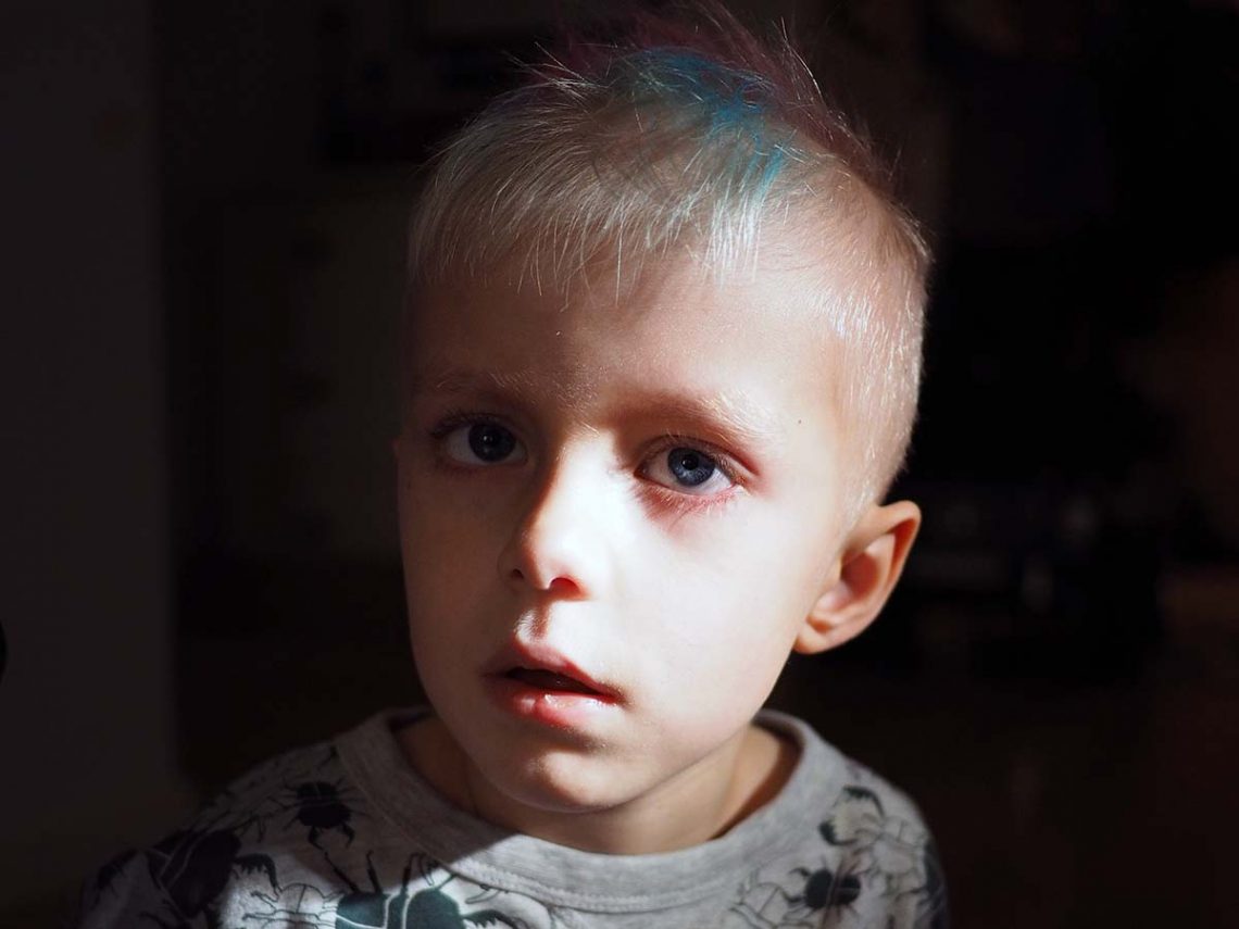 Elis i ljuset av solen genom fönstret, hemma.